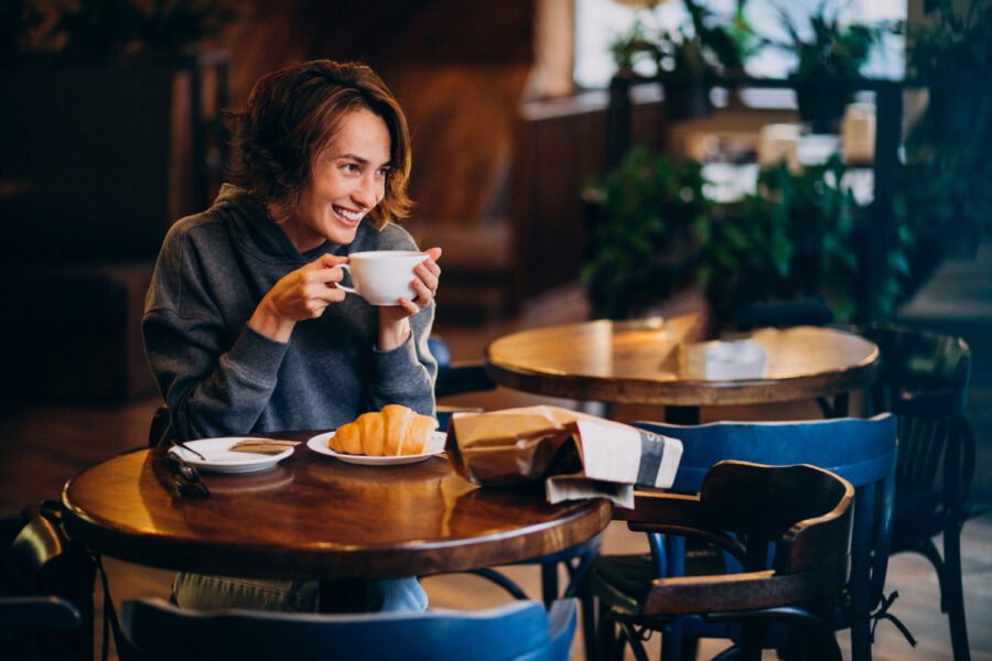 Conheça as diferenças entre o café tradicional e o café solúvel e saiba qual escolher para cada momento
