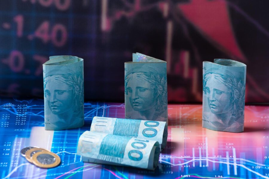 Quanto rendem R$ 100 mil, R$ 200 mil e R$ 300 mil? Entenda as diferenças entre Renda Fixa e Bolsa de Valores