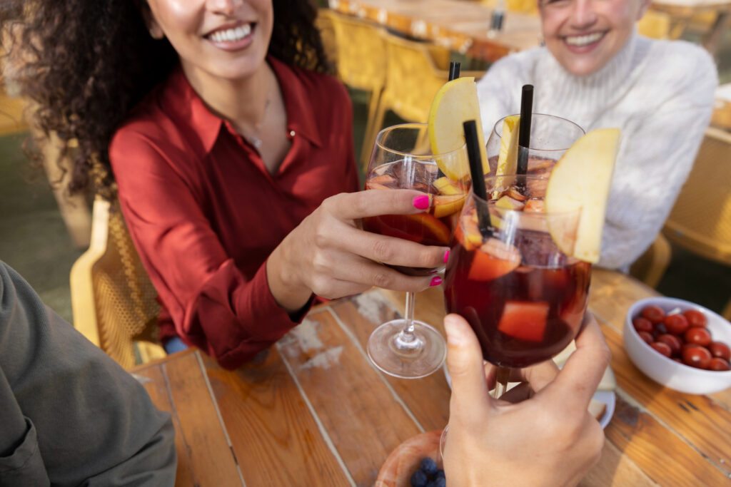 Bebidas para receber amigos: como harmonizar coquetéis clássicos com petiscos simples