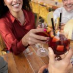 Bebidas para receber amigos: como harmonizar coquetéis clássicos com petiscos simples