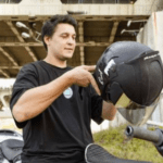 O que muda na experiência de pilotar com capacete leve ou pesado?