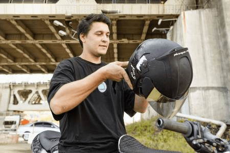 O que muda na experiência de pilotar com capacete leve ou pesado?