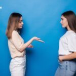 Gestos com as mãos que facilitam a comunicação e promovem o entendimento